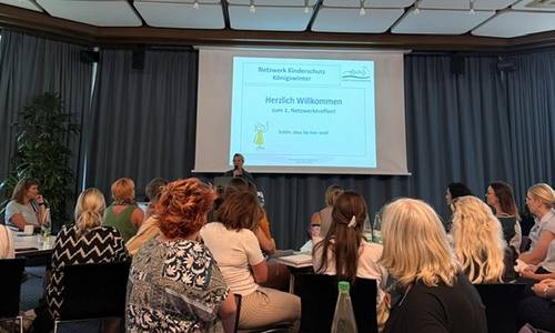 Bürgermeisterin Heike Jüngling spricht beim 1. Netzwerktreffen Kinderschutz