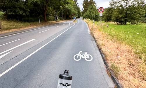 Die neue Fahrradpiktogrammkette auf der L268 talwärts zwischen Heisterbacherrott und Oberdollendorf erhöht die Sichtbarkeit des Radverkehrs.