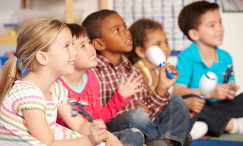 Fünf Kinder musizieren gemeinsam