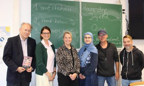 v.l.n.r. Dr. Fröhlich, Fr. Johnen, Fr. Jüngling, Cennet Cam (Schülerin), Hr. Breetzke und Hr. Brauer  (KJA Bonn/Häuser der Jugend)