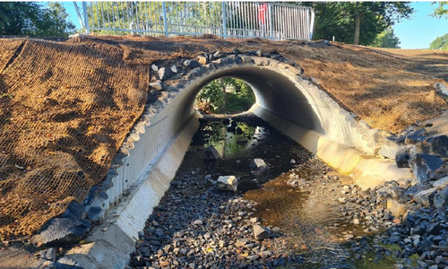 Der Ersatzneubau des Brückenbauwerks über den Quirrenbach zwischen Rostingen und Gratzfeld wurde erfolgreich fertiggestellt und die Grünflächen angelegt.