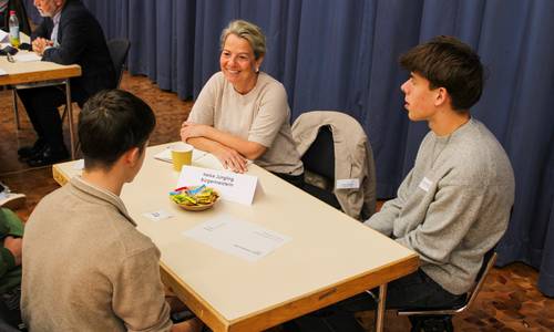 Bürgermeisterin Heike Jüngling und Jugendliche beim Speed-Debating