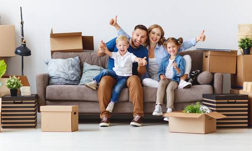 Familie in neuem Haus auf Couch