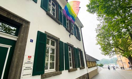 Am Haus Bachem wurde die Regenbogenfahne für Toleranz, Vielfalt, Respekt und gegen jegliche Art von Diskriminierung gehisst