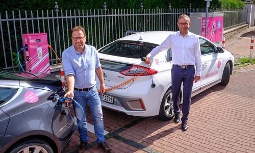 Bürgermeister Lutz Wagner und Bruno Jacobfeuerborn, Geschäftsführer der Telekom-Tochter Comfort Charge GmbH an der E-Ladesäule in der Meerkatzstraße Königswinter