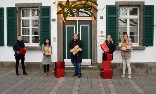 Bürgermeister Lutz Wagner (Mitte), die Auszubildenden der Stadtverwaltung und die Projektleiterin Sarah Thomas (li.) freuen sich über den Start der Wunschbaumaktion 2021.