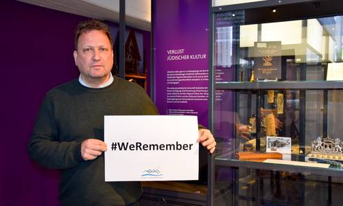Bürgermeister Lutz Wagner unterstützt die #WeRemember-Kampagne und ruft damit zum Gedenken und Zusammenstehen gegen Antisemitismus und Rassismus auf.
