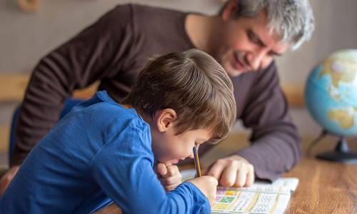 Ein Lernpate hilft einem Schüler bei den Hausaufgaben