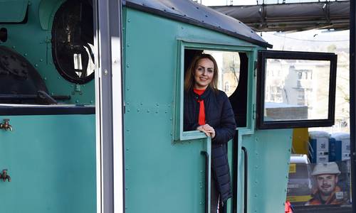 Lokführerin Zahra Mahyari in der alten Lok der Drachenfelsbahn