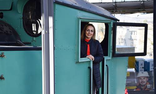 Lokführerin Zahra Mahyari in der alten Lok der Drachenfelsbahn