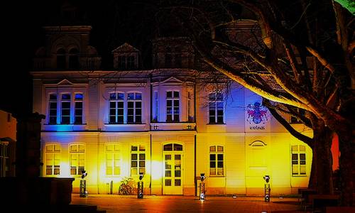 Blau-Gelb beleuchtetes Rathaus am 02.03.22