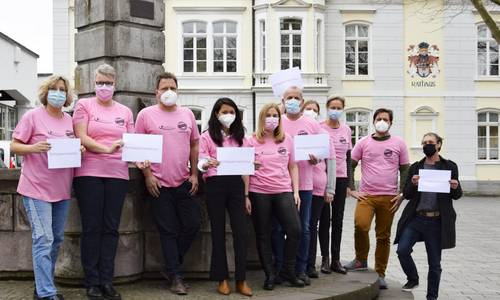 Mitarbeitende des Rathauses Königswinter-Altstadt sowie der Bürgermeister und die Gleichstellungsbeauftragte setzen ein Zeichen gegen Rassismus