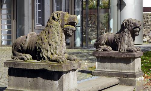 Löwenköpfe vor dem Eingang des Siebengebirgsmuseums