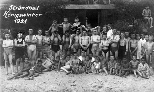 Kinder und Jugendliche an einer Badestelle am Rhein, 1921