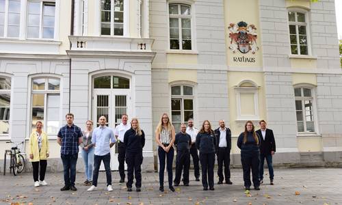 Sechs Absolventen unterstützen zukünftig nach erfolgreichem Abschluss ihrer Ausbildung bei der Stadt Königswinter die Verwaltung und den Rettungsdienst.