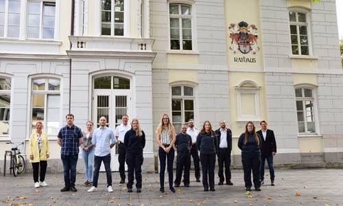 Sechs Absolventen unterstützen zukünftig nach erfolgreichem Abschluss ihrer Ausbildung bei der Stadt Königswinter die Verwaltung und den Rettungsdienst. © Stadt Königswinter Sechs Absolventen unterstützen zukünftig nach erfolgreichem Abschluss ihrer Ausbildung bei der Stadt Königswinter die Verwaltung und den Rettungsdienst.