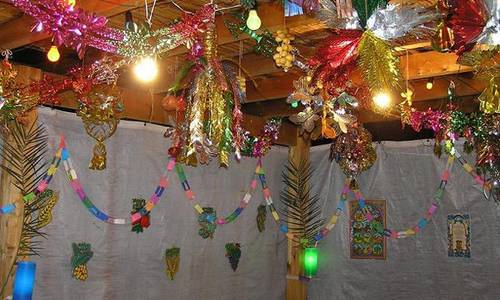 Sukkot, Dekoration mit Girlanden und bunten Bildern