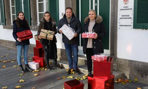 Alle Jahre wieder: Bürgermeister Lutz Wagner (Mitte rechts), die Auszubildenden der Stadtverwaltung und die Projektleiterin Sarah Thomas (Mitte links) freuen sich über den Start der Wunschbaumaktion 2022.