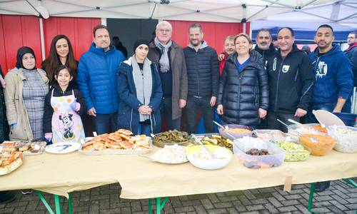 Landrat Sebastian Schuster (6.v.li.) und Bürgermeister Lutz Wagner (4.v.li.) mit Mitgliedern des TuS und der türkisch-stämmigen Gemeinde