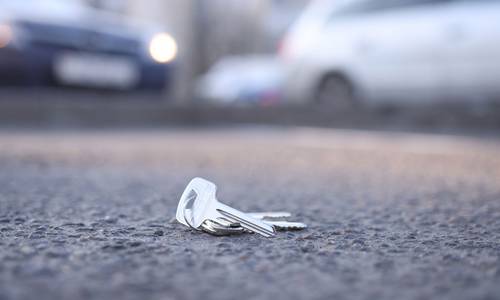 Verlorener Schlüssel auf dem Straßenboden