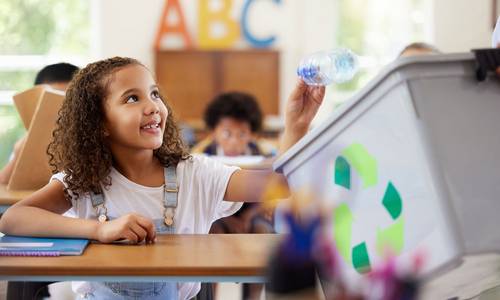 Grundschulkinder lernen, wie sie Müll recyclen