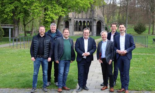 Die Siebengebirgsbürgermeister Lutz Wagner (Königswinter) und Otto Neuhoff (Bad Honnef) zusammen mit Minister Oliver Krischer und Vertretern der Politik