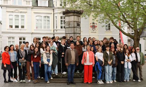 Viele Schüler aus Cognac stehen vor dem Rathaus in einer Gruppe. Im Vordergrund Bürgermeister Lutz Wagner und Sozialdezernentin Heike Jüngling.