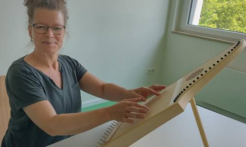 Kursleiterin Beate Böhm mit Veeh-Harfe