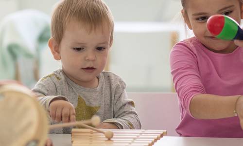 Kleinkinder im Kurs bei der musikalischen Früherziehung