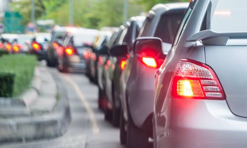 Viele Autos im Stau, Rückansicht mit Bremslichtern