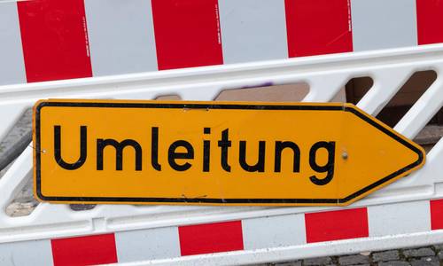 Schild Umleitung an Baustelle