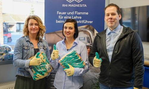 Heike Rex (li.), Organisatorin des Frühjahrsputzes und Mitarbeiterin der Stabsstelle Bürgerbeteiligung nahm ca. 200 Paar Handschuhe von Nadine Kalla (Assistentin der Werkleitung, Mitte) und Christoph Klein (Produktionsleiter, re.) entgegen