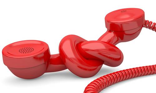 Rotes Telefon mit Knoten in der Leitung