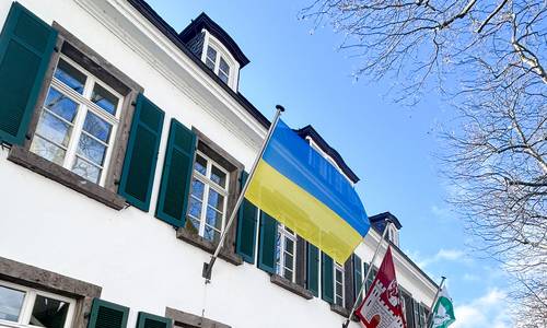 Die Ukraine-Flagge weht an Haus Bachem