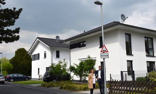 Bürgermeister Peter Wirtz und Kommunalbetreuerin Elisabeth Schlüter stellten die Maßnahme an der Gemeinschaftsgrundschule Königswinter-Niederdollendorf vor.