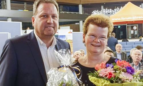 Bürgermeister Lutz Wagner und eine der Preisträgerinnen Anja Krall
