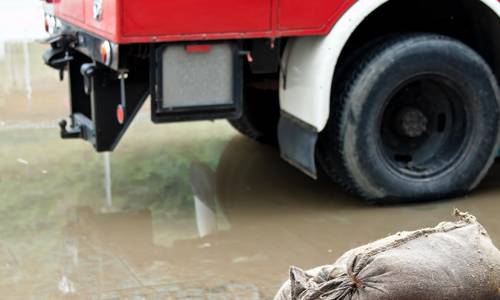 Symbolbild: Feuerwehr leistet mit Sandsäcken Hilfe vor Hochwasser