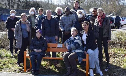 Eine der Bänke steht an der Bushaltestelle Haus Heisterbach, wo sich ein engagiertes Team von Mitarbeitenden und ehrenamtlich Helferenden tatkräftig bei der Begleitung von Gewalt betroffenen Frauen und deren Kinder einsetzt.