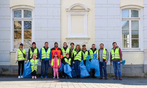 Das Verwaltungsteam und Freiwillige sammelten zum Start der Aktion in der Altstadt von Königswinter Müll ein