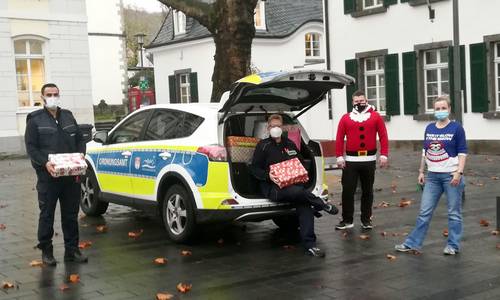 Ordnungsamt und Sozialdienst verteilen geschenke für das städtische Obdachlosenheim