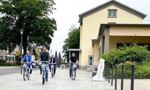 Bürgermeister Lutz Wagner testete das System am Bahnhof Königswinter zusammen mit dem Fachbereichsleiter Verkehr und Mobilität des Rhein-Sieg-Kreises, Herrn Dr. Berbuir, dem Geschäftsführer der RSVG, Herrn Otto und dem Account-Manager von nextbike, Herrn Löhr.