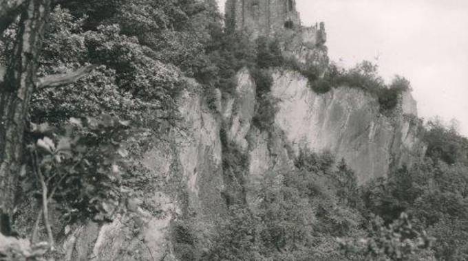 Der Drachenfels auf einer Schwarz-weiß-Postkarte © Heimatverein Siebengebirge e. V. Ansichtskarte mit Drachenfels