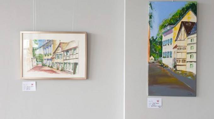 Zwei Bilder des wet paintings hängen an einer Wand