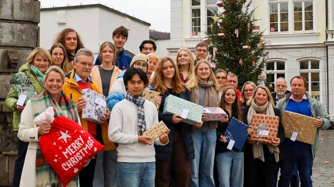 Die Stadt Königswinter bedankt sich bei den großzügigen Spenderinnen und Spendern © Stadt Königswinter/Pressestelle Gruppenbild am Rathausplatz mit den Spender:innen für die Wunschbaumaktion