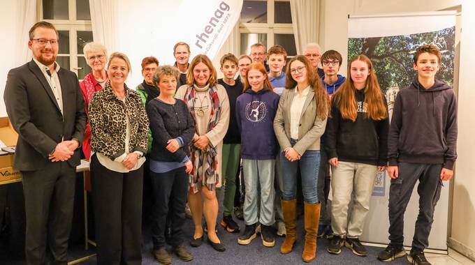 Die Preisträgerinnen und Preisträger des diesjährigen STADTRADELN werden ausgezeichnet © Stadt Königswinter/Pressestelle Gruppenbild mit den Beteiligten und Sponsoren