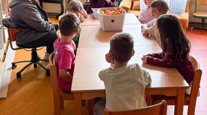 Bürgermeisterin Heike Jüngling zu Besuch in der Kita Merlin © Stadt Königswinter/Pressestelle Die Bürgermeisterin unterhält sich mit den Kita-Kindern