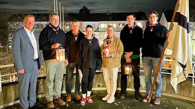 Bürgermeisterin Heike Jüngling und Erster Beigeordneter Torsten Funken nehmen das Friedenslicht für die Verwaltung entgegen