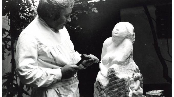 Ernemann Sander (1925–2020) bei der Arbeit an der Marmorskulptur „Sonnenschein“, 1972.