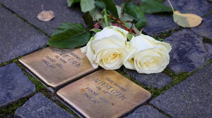 Stolpersteine und weiße Rosen