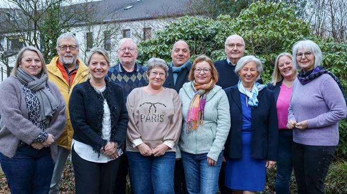 Bürgermeisterin Heike Jüngling (2.v.li) und Mitabeiterinnen des Geschäftsbereiches Soziales und Generationen mit der neugewählten Seniorenvertretung Königswinter